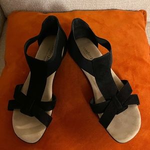 Black Sandals by Comfort Plus by Predictions in Size 7 WIDE!